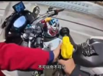 加油站惊魂：不听劝告的摩托车主洒油险酿悲剧
